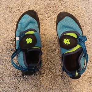 Evolv Venga kids' climbing shoes used once, size 3